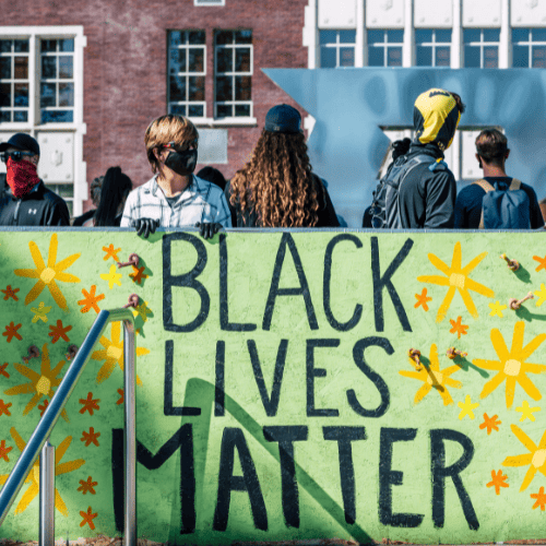 Die "Black Lives Matter"-Bewegung entstand als Reaktion auf systemischen Rassismus und Polizeigewalt gegen Schwarze in den USA. Sie setzt sich für Gleichberechtigung und gegen Diskriminierung von Schwarzen in der Gesellschaft ein.