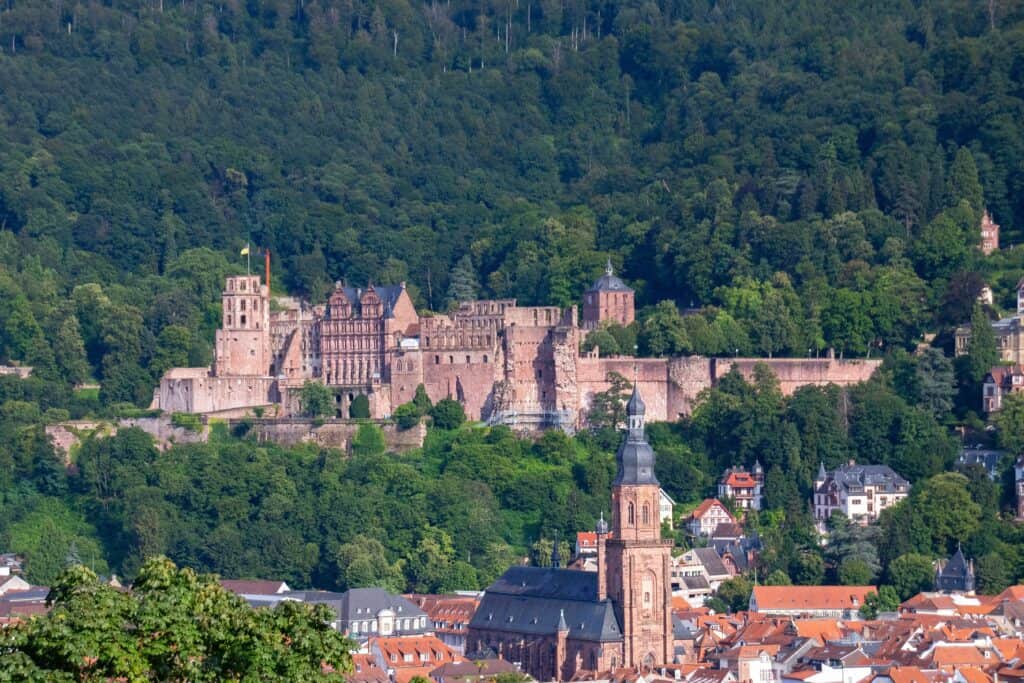 Die Universität Heidelberg, gegründet im Jahr 1386, ist die älteste Universität in Deutschland und zählt zu den renommiertesten Hochschulen Europas. Mit ihrer langen Geschichte und Tradition hat sie sich als Zentrum für exzellente Forschung und Lehre etabliert.