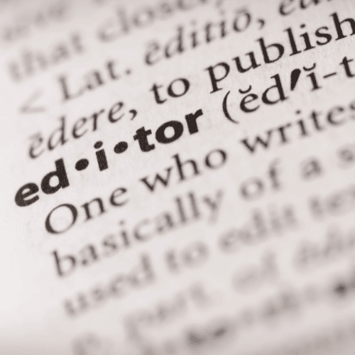 editor ist das englische Wort für Lektor. Eine professionelle Textüberarbeitung ist sinnvoll nach dem Verfassen einer wissenschaftlichen Arbeit.