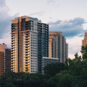 Die Wohnungspreise für Studierende steigen weiterhin, insbesondere in Großstädten wie München, Frankfurt und Berlin. Wir geben Tipps!